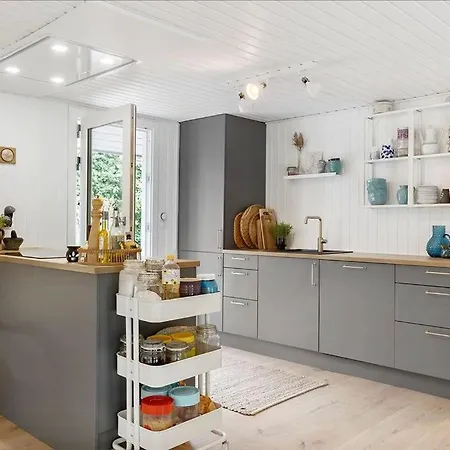 Family With Sea View In Hou Hals