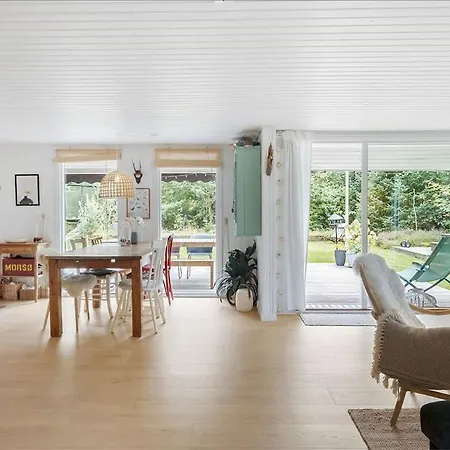 Family With Sea View In Hou * Hals