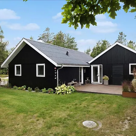 Family With Sea View In Hou Feriehus Hals